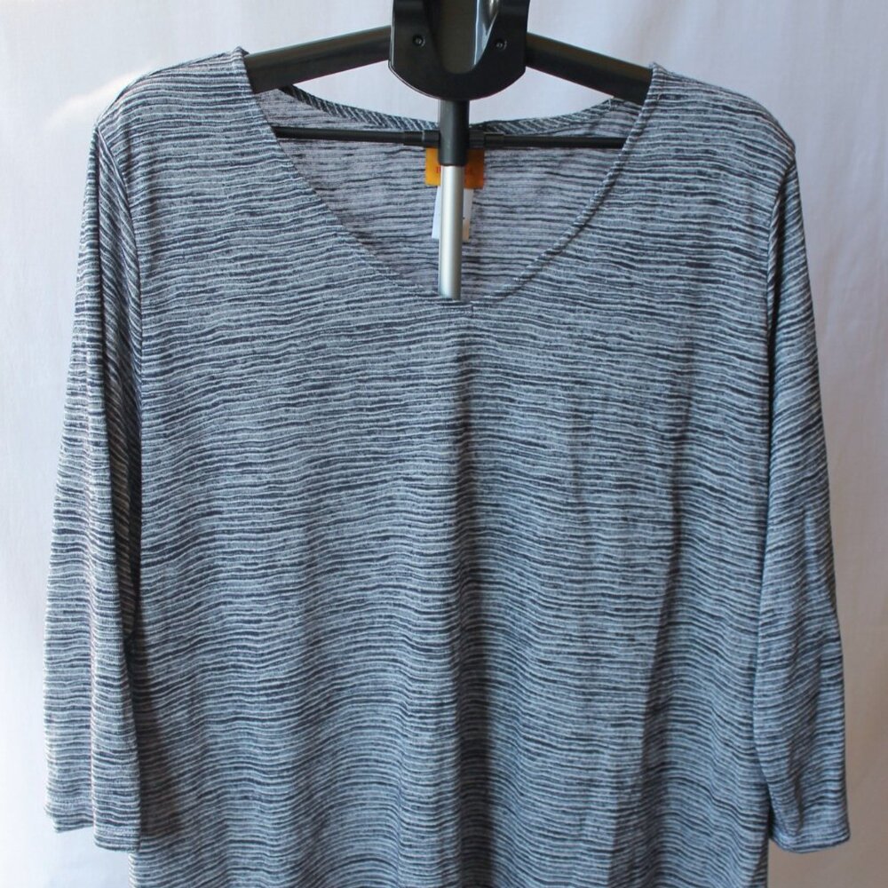 Ruby Rd. Woman 2X V-Neck, Navy and White Striped 3/4 sleeves.  Polyester/rayon b